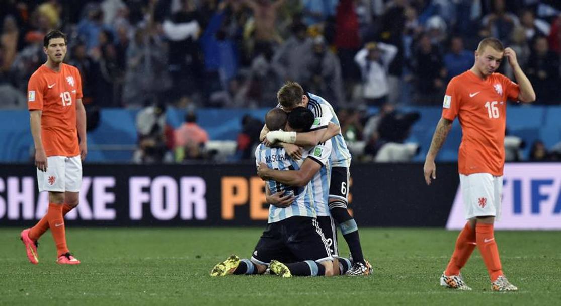 I giocatori dell’Argentina si abbracciano sotto lo sguardo dello sconfitto Huntelaar. AP